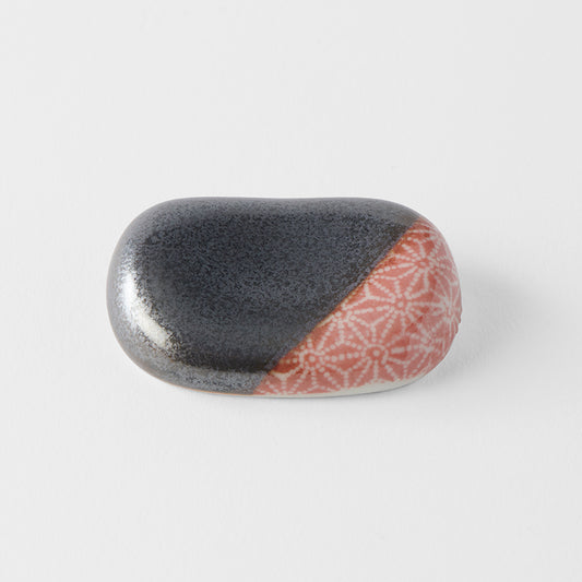 Pebble Chopstick Rest black with coral section 4.5cm