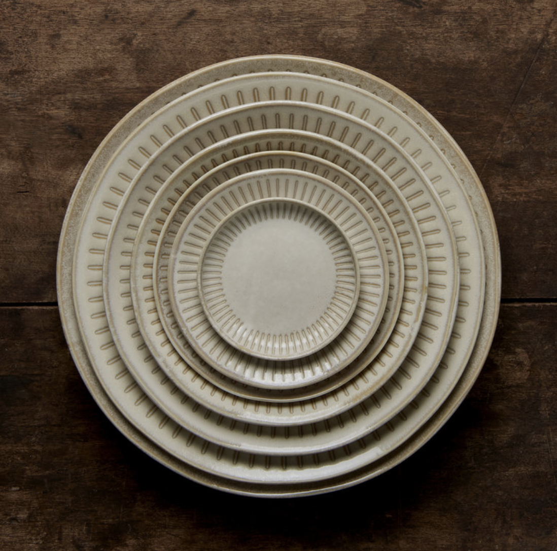 Ridged Alabaster dinner plate 25cm