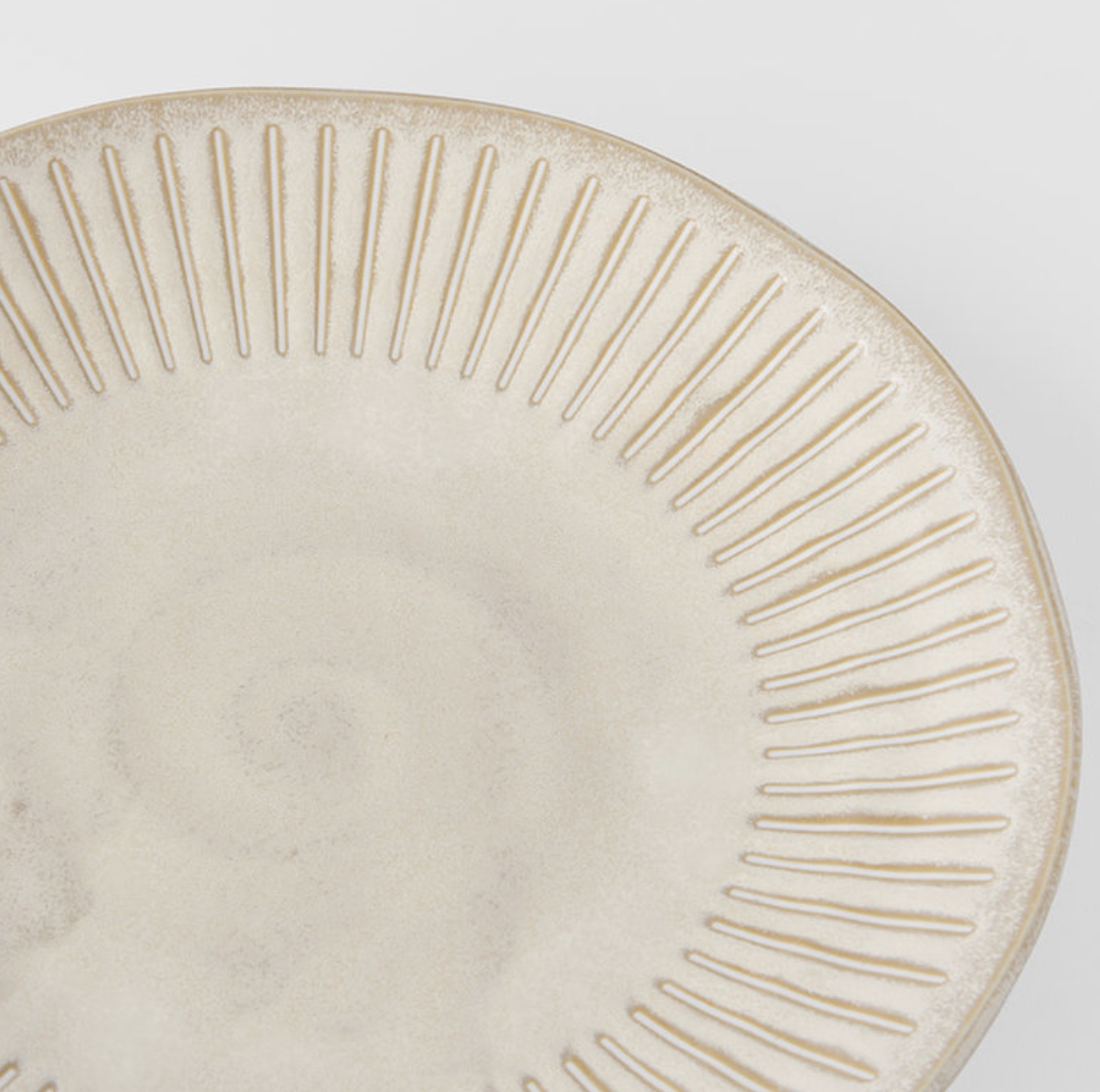 Ridged Alabaster dinner plate 25cm