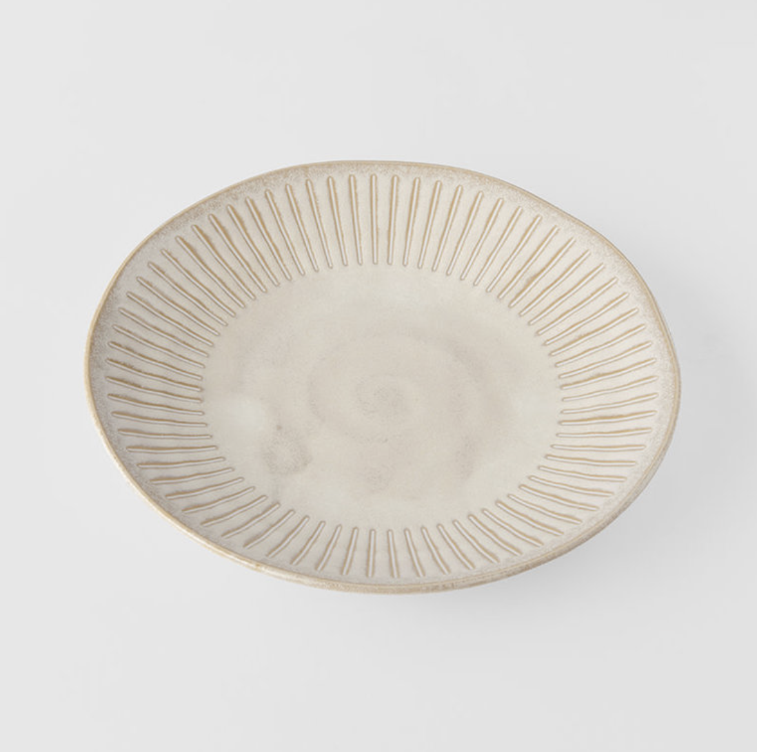 Ridged Alabaster dinner plate 25cm