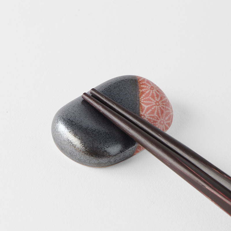 Pebble Chopstick Rest black with coral section 4.5cm